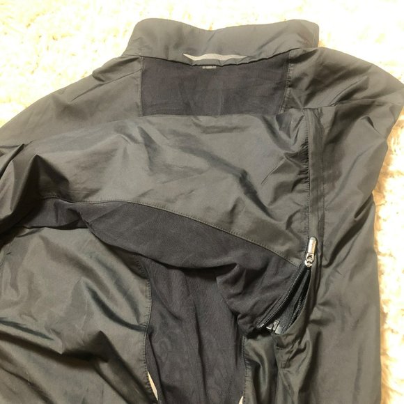 Sz M Under Armour All Season Gear Raincoat Running Jacket Removable Sleeves - Picture 4 of 5